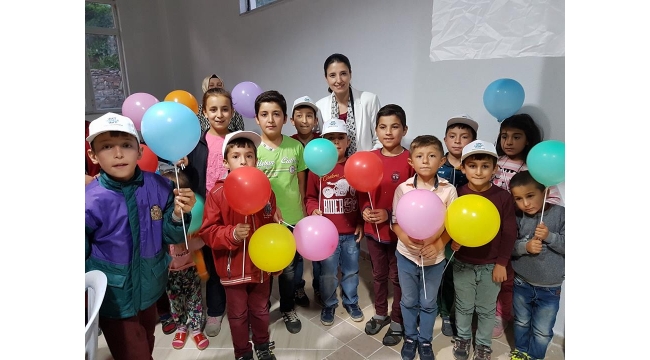 AK Parti Manisa Milletvekil adayı Semra Kaplan Kıvırcık, Demirci'de büyük coşkuyla karşılandı